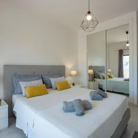 Sunshine Holidays Apartment *